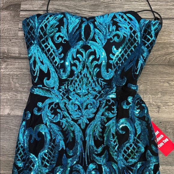 Teal Maxi Dress with Intricate Patterns - Picture 2 of 7